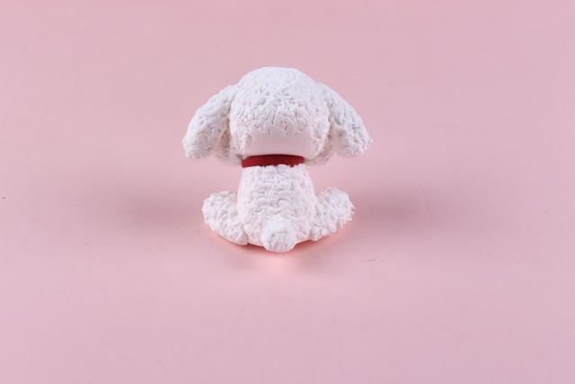 步骤10：白色粘土做一个小圆球作为尾巴。