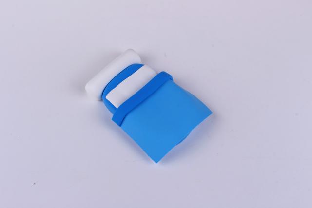 步骤3：按照上图的样子用深蓝和天蓝色粘土做出被子盖在小床上。