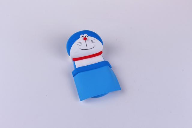 步骤6：把靠背粘在床头一端。