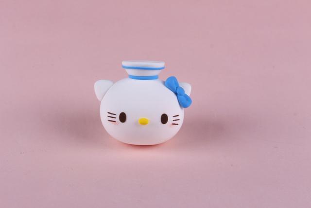 步骤3：按照上图的样子做出蓝色的蝴蝶结和水手帽粘在kitty猫头上。