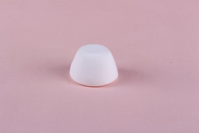 步骤4：用白色粘土做一个圆台形作为kitty猫的身体。