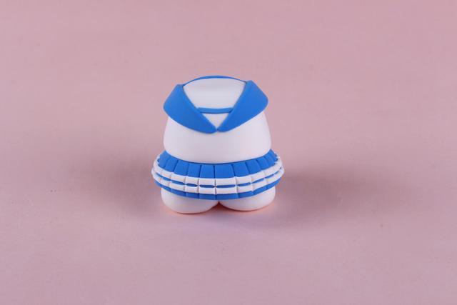 步骤9：用蓝色粘土做出水手服的衣领。
