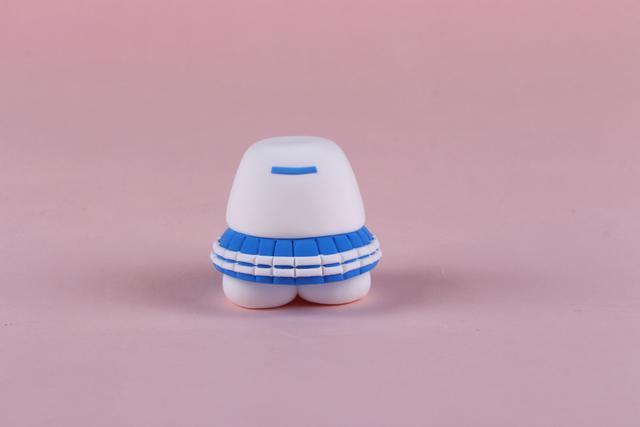 步骤8：按照上图的样子做出裙子的白条装饰以及衬衫上的装饰。