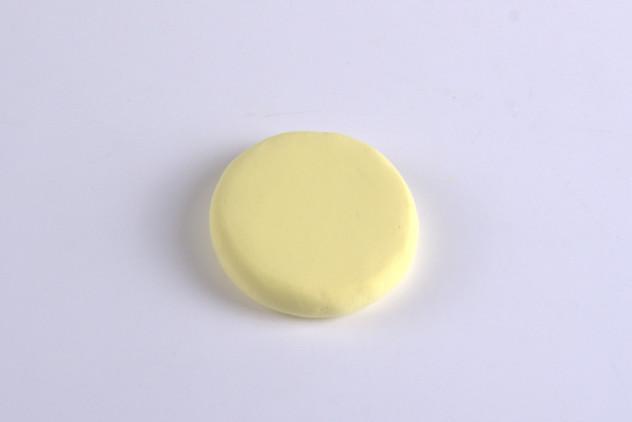 步骤1：先来做汉堡包，用米黄色粘土做一个圆饼。