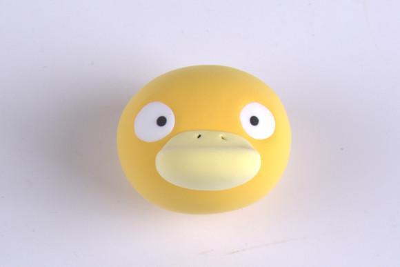 步骤7：在嘴巴上方戳两个小孔做鼻孔，然后粘上两只小眼睛。