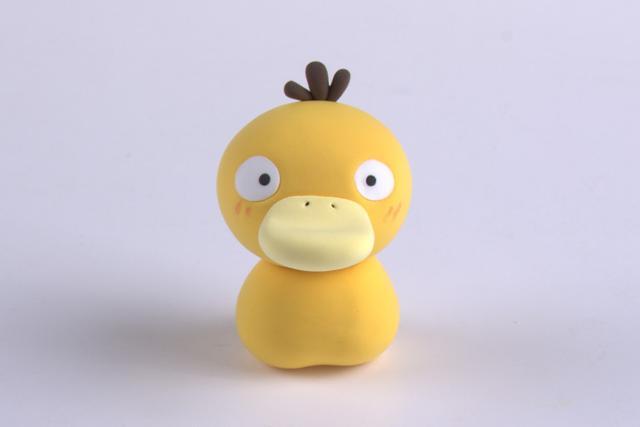 步骤9：用黄色粘土做出可达鸭的身体部分，并和头部粘在一起。