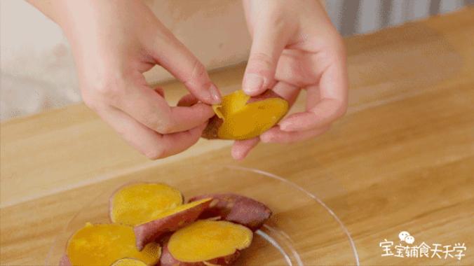 第4步：香薯去皮，将香薯、牛奶、红枣块倒入搅拌机打成泥