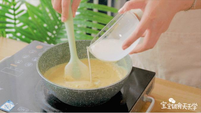 第7步：锅开小火，一边倒入淀粉水，一边搅拌至粘稠状态