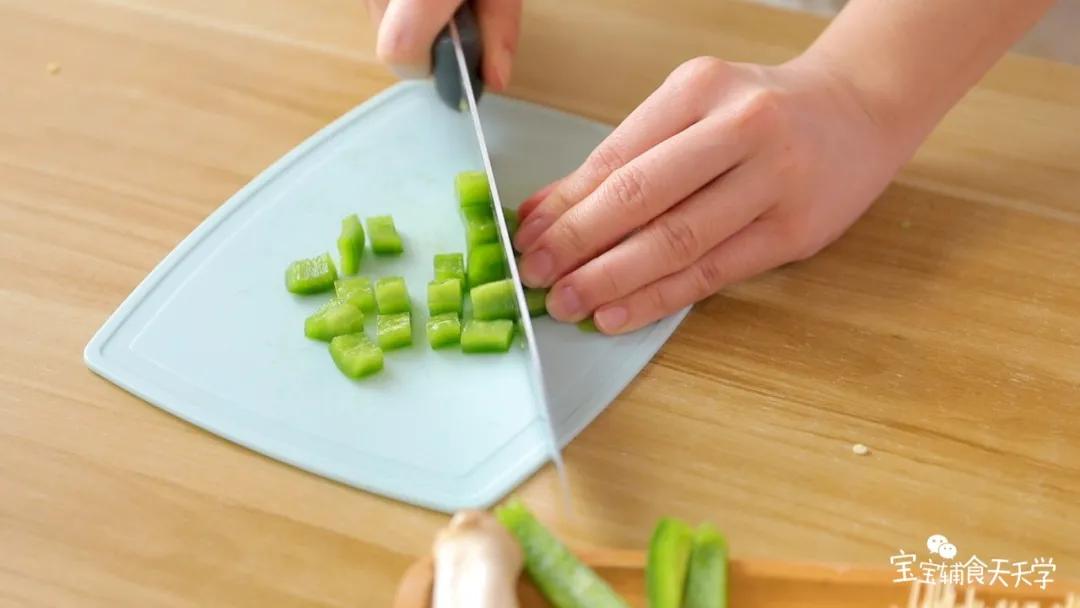 把杏鲍菇、青椒切成适合宝宝咀嚼的大小