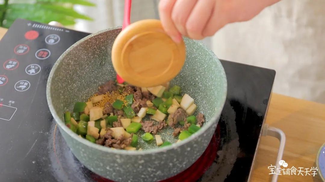 加入松茸粉，炒至变香