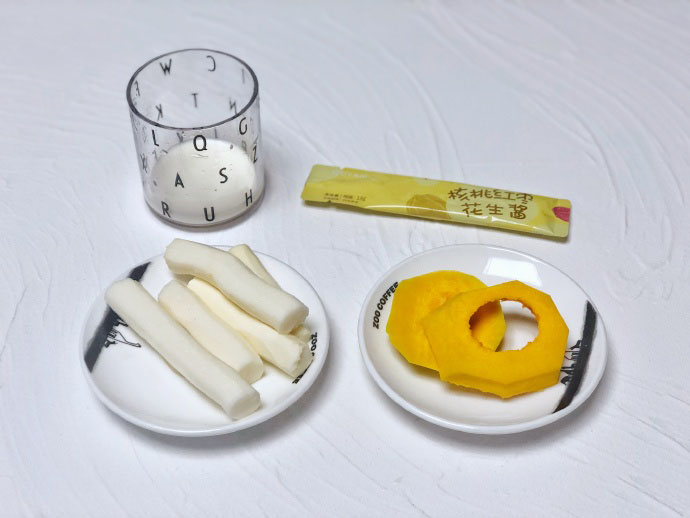 第1步：食材准备：贝贝南瓜40g，铁棍山药80g，配方奶20g，核桃红枣花生酱1包