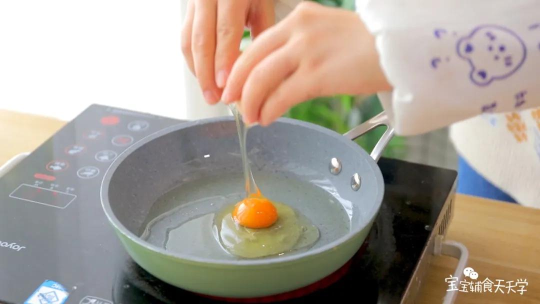 第4步：热锅，倒入少许油，把鸡蛋煎碎后盛出备用