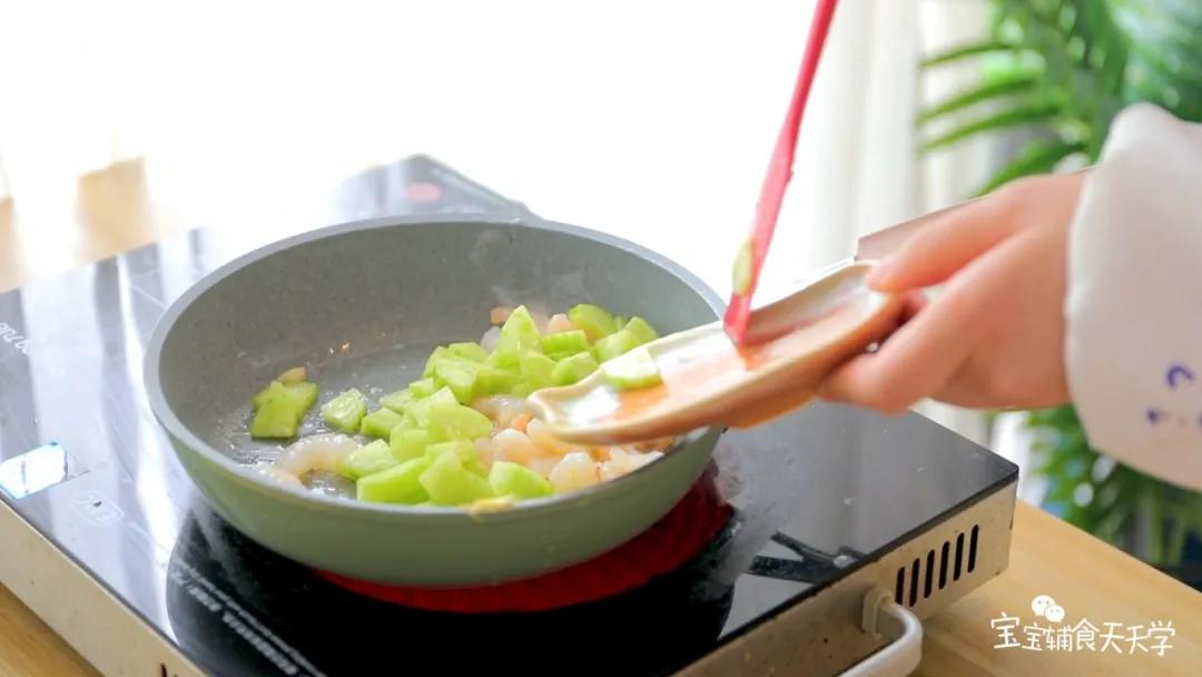 第6步：炒至虾仁变色后加入黄瓜