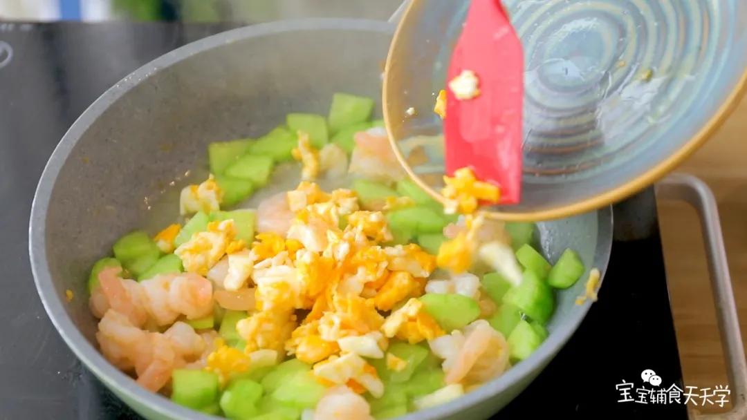 第8步：倒入鸡蛋，炒至收汁