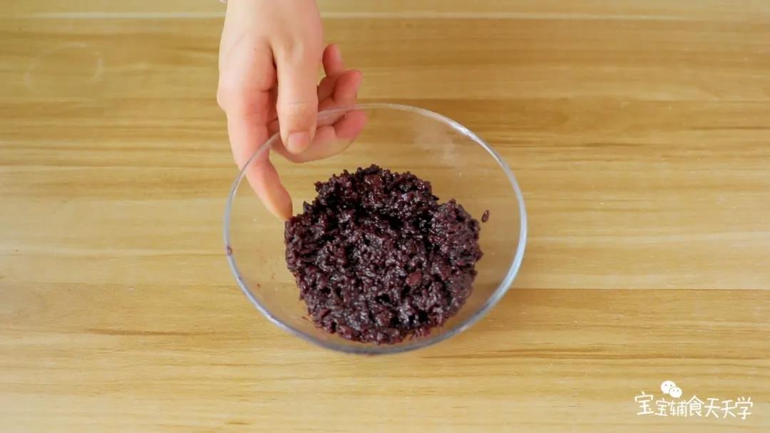 加入紫米的水可以稍微多些，把它煮熟