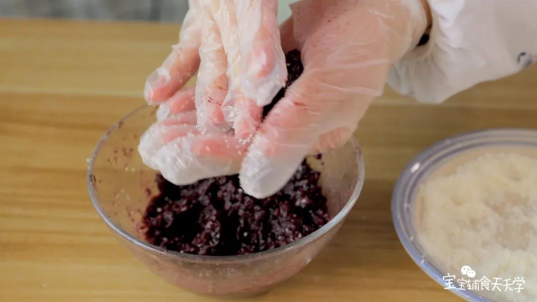 把紫米捏成圆状