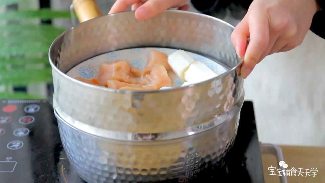 把山药、鸡胸肉蒸熟