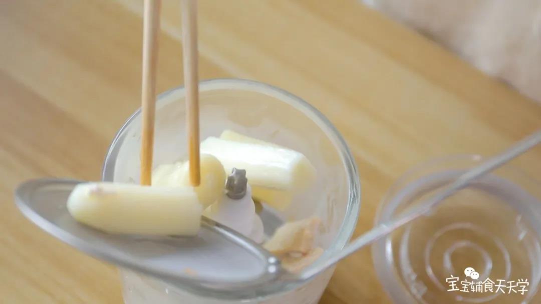 把除了面粉的所有食材放入搅拌机中