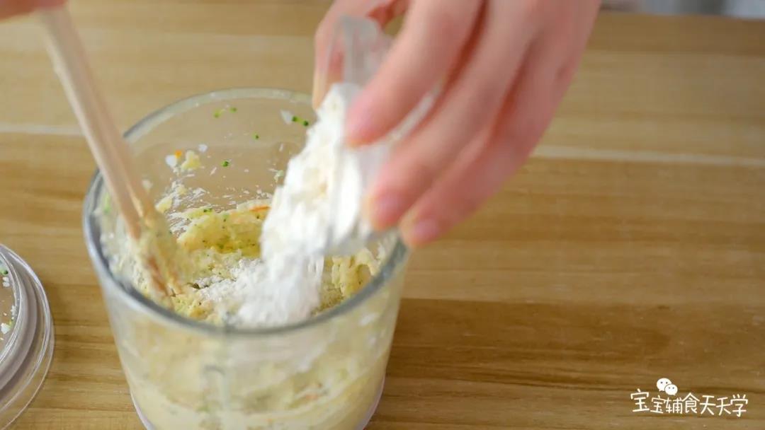 加入面粉，顺时针搅拌起筋