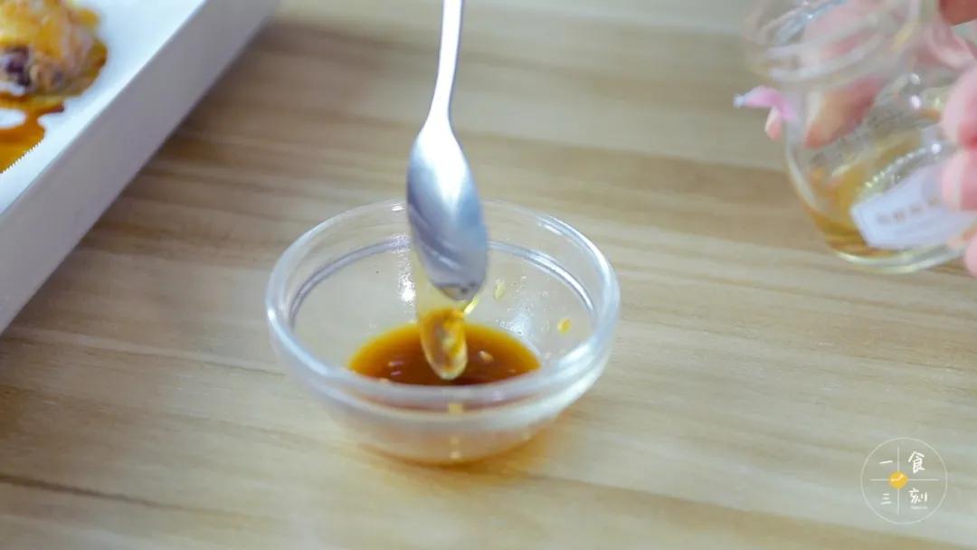 20分钟后，在剩余的酱汁中加入蜂蜜