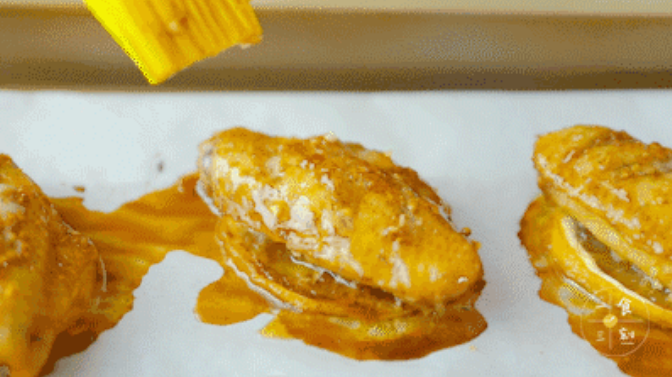 取出鸡翅，来回多刷几次蜂蜜酱汁