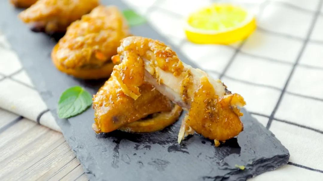 经过烘烤的鸡翅外酥里嫩，表皮因为有蒜末变得酥酥脆脆的，里面的肉肉软嫩入味，口感清新，百吃不腻呀！