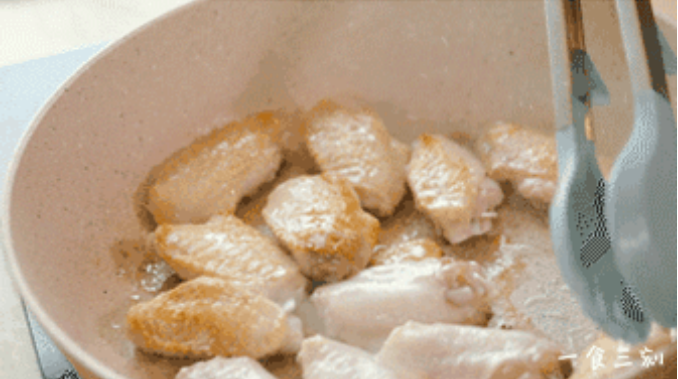 倒入大蒜翻炒至金黄