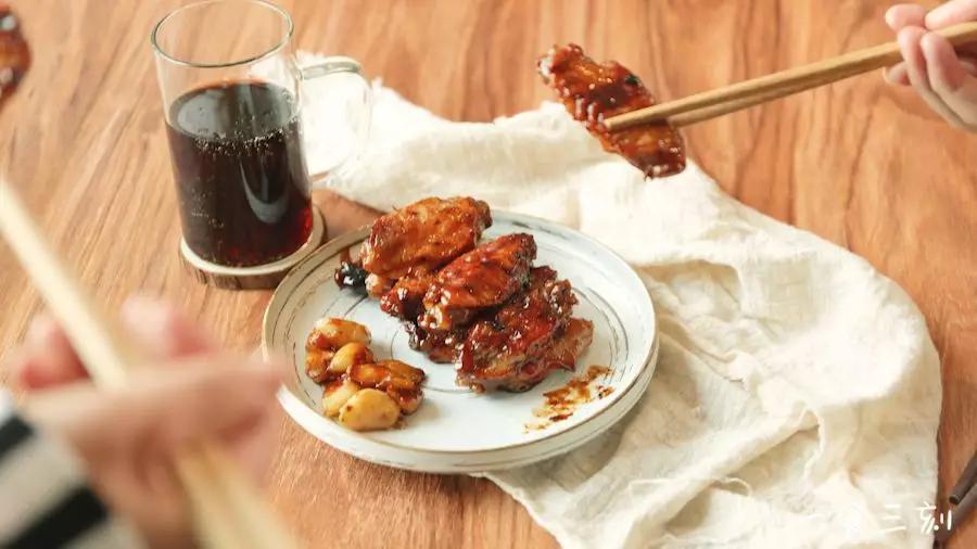 每一只鸡翅上都挂满了浓郁的酱汁和蒜香，鸡肉嫩滑入味。