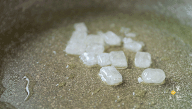第3步：热油下锅，放入适量冰糖，小火炒出糖色