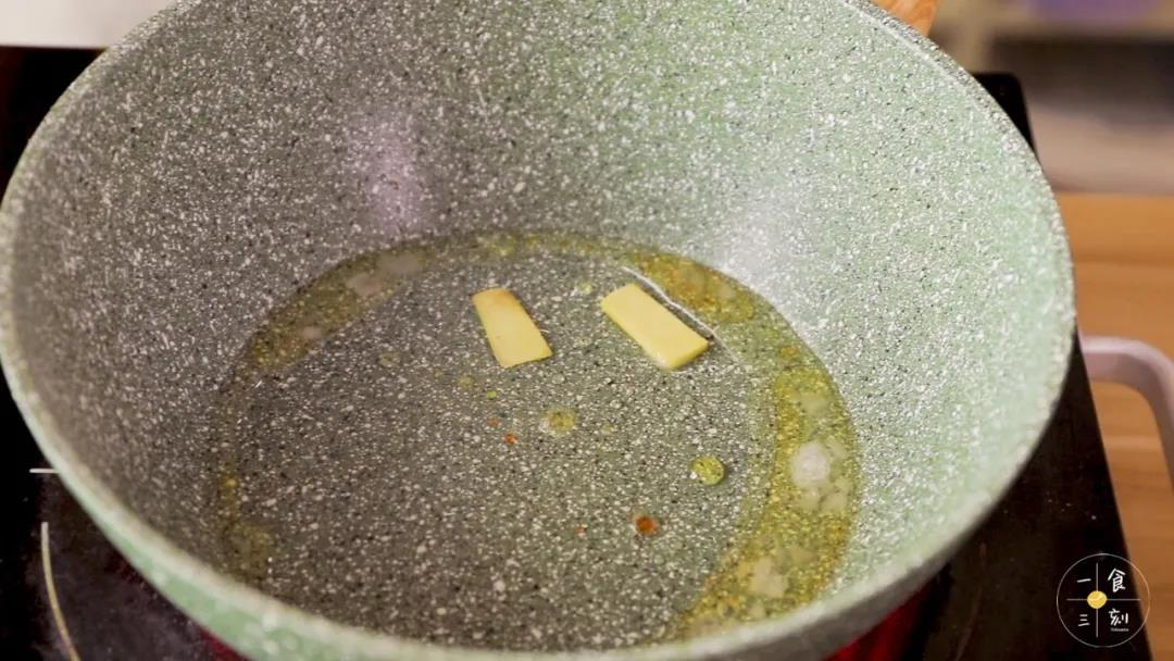 第8步：热锅倒油，小火放入冰糖炒出糖色，放入姜片煎香