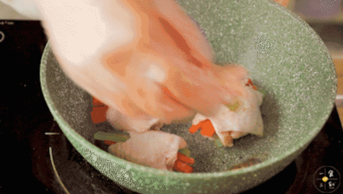 第9步：放入鸡翅，小火煎至两面金黄