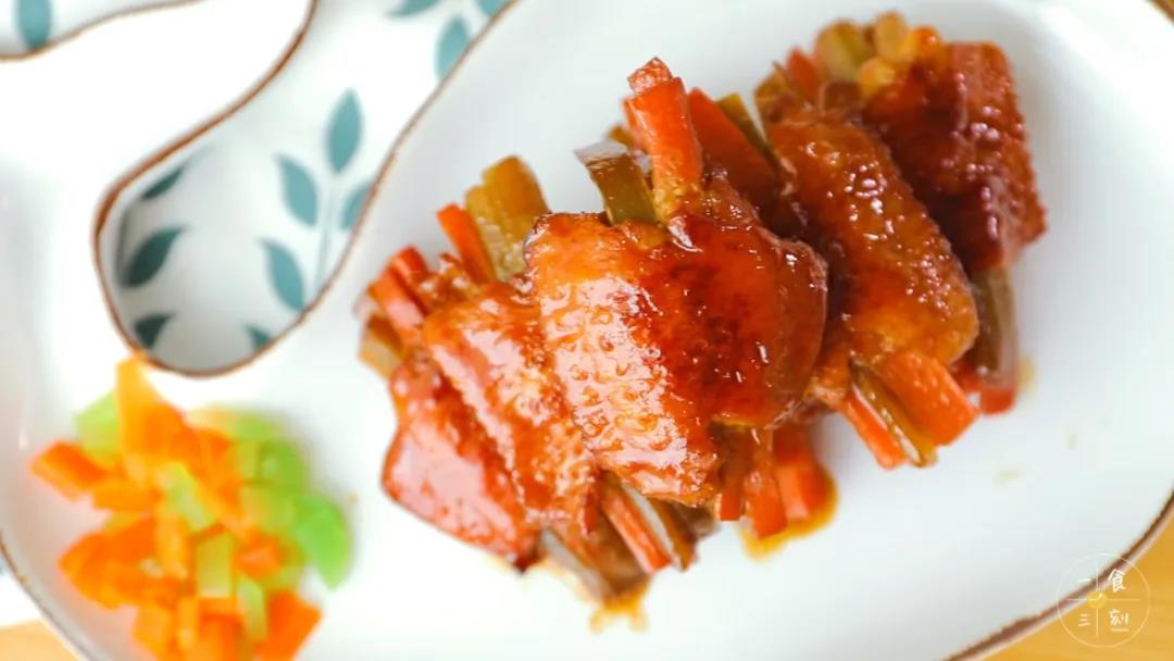 第12步：浓郁的酱汁包裹着鸡翅，油油亮亮的，看起来就特别有食欲。