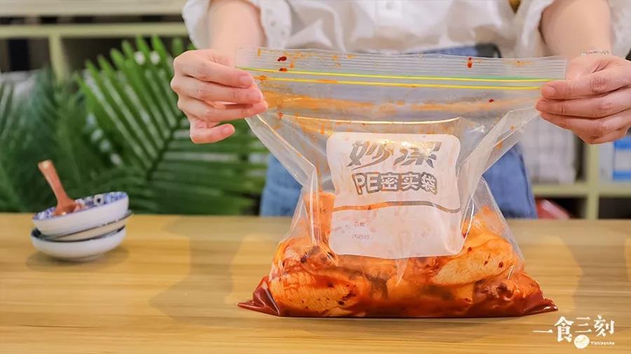 第5步：将拌好的鸡翅连同酱汁装入密封袋中，上下左右地摇晃，让酱料均匀充分沾上每一个鸡翅