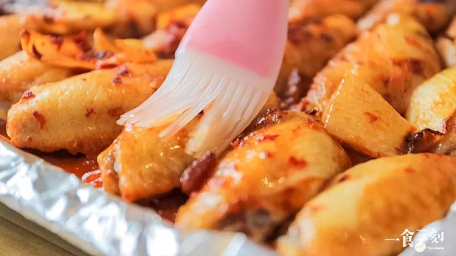 第7步：放入200度预热好的烤箱，烤20分钟，然后取出，给每只鸡翅用刷子涂上兑好的蜜糖水，再次放入烤箱烤5-10分钟就可以了