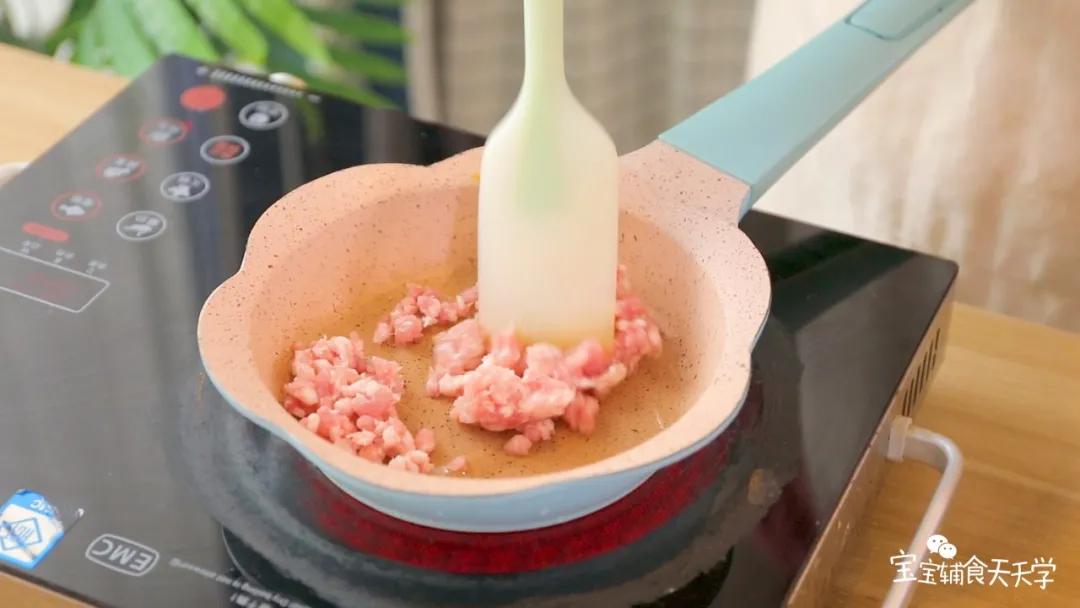 第4步：热锅，加入少许的油，把肉沫炒至变色