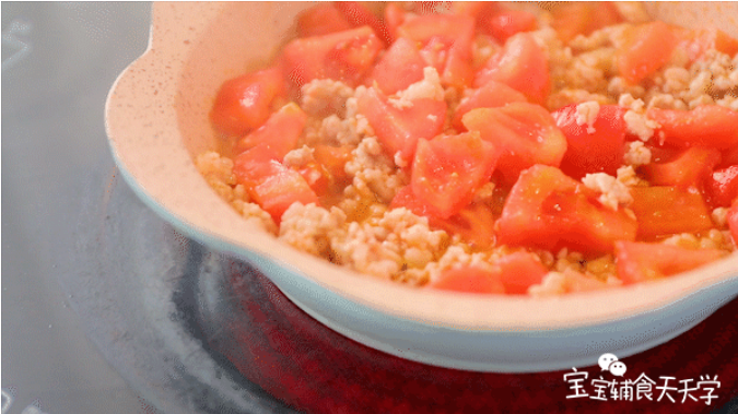 第5步：加入番茄，炒至出汁、变软