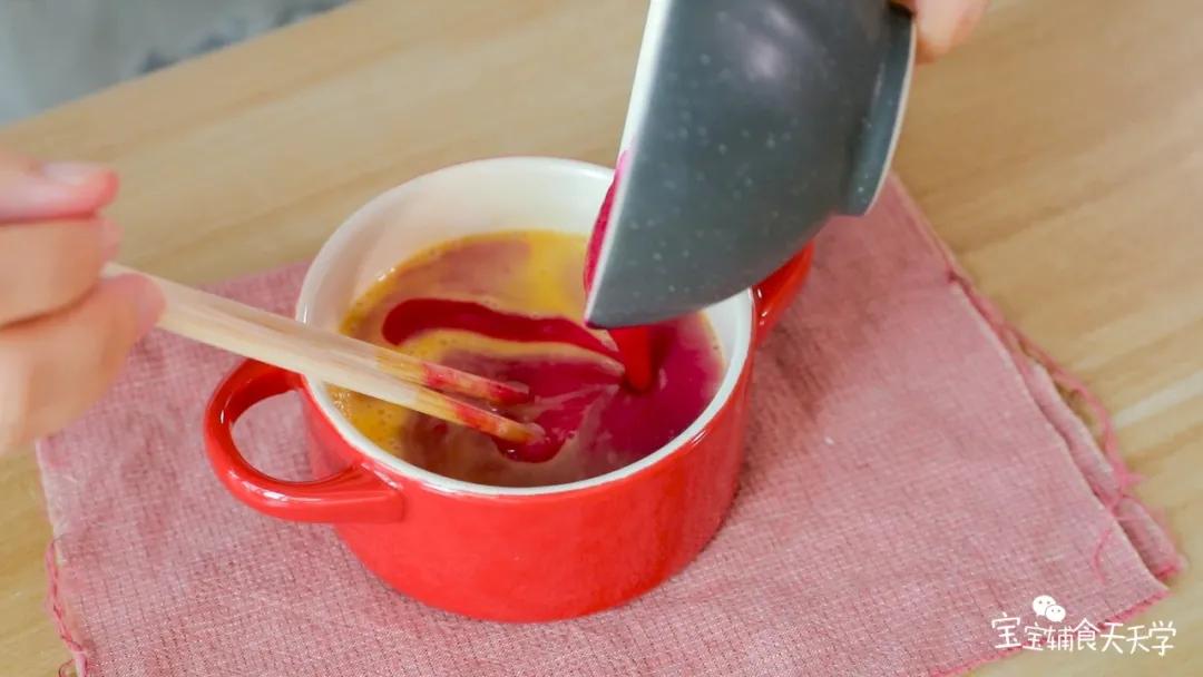 加入火龙果汁，搅拌至完全融合