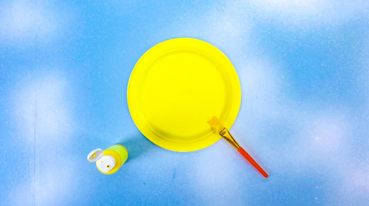 步骤3：将板的底部涂成黄色，然后晾干。