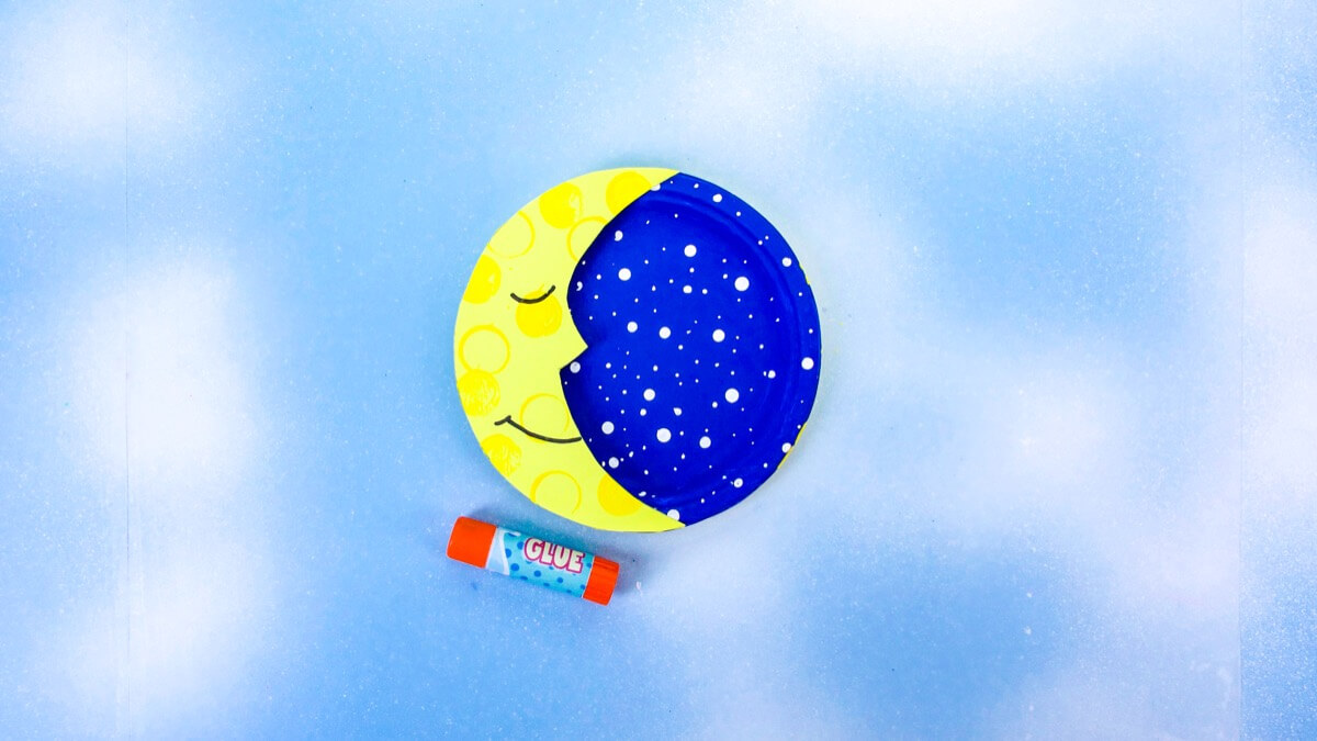 步骤8：将月亮粘到盘子蓝色侧的边缘。