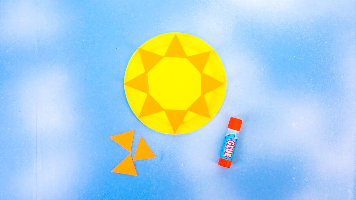 步骤10：将三角形形状胶粘到平板的上凸起边缘。