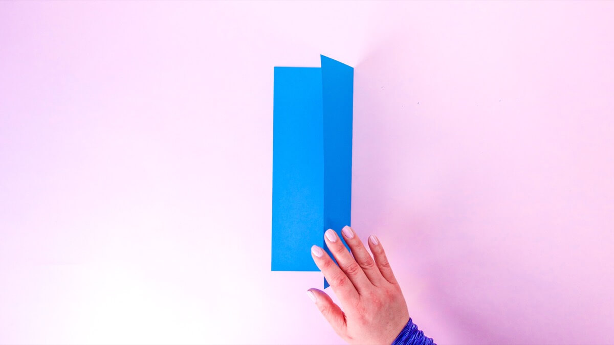 步骤3：做邮箱的底部，请将第二张卡片纸纵向折叠一半。