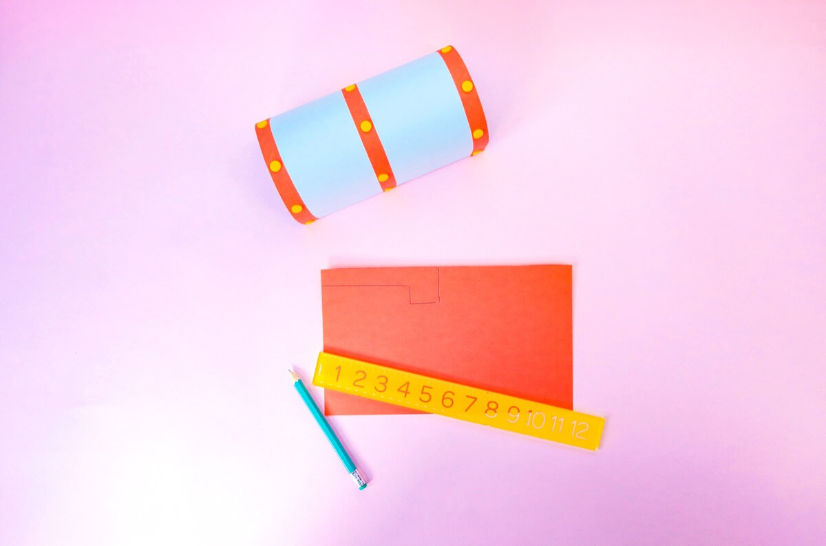 步骤15：为了装饰邮箱，我们剪了长条彩色纸，并使用圆形贴纸看起来像铆钉。