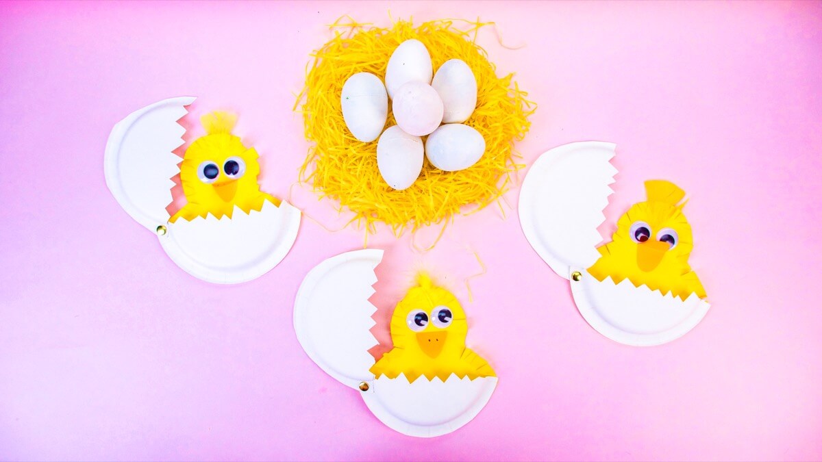 步骤8：粘上眼睛。将一小块橙色的纸对折，然后剪成三角形。这将形成一个可爱的喙。最后鸡毛顶上的一小束绒毛可用毛线制成。(这个不重要也可以不做)将簇绒胶粘到位，就可以了!