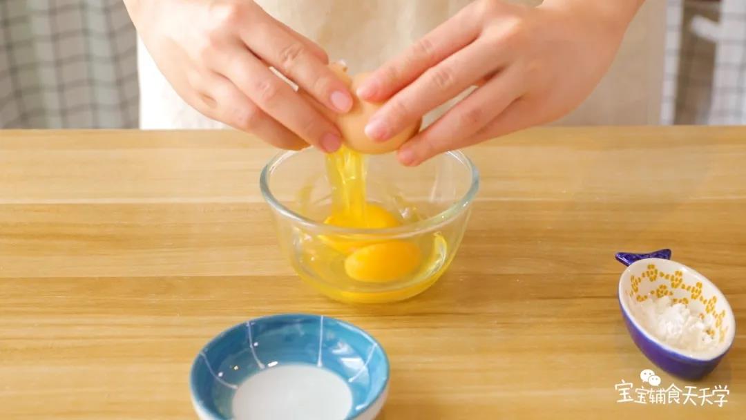 鸡蛋加入玉米淀粉搅拌均匀