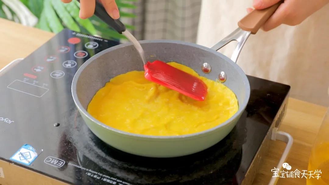 煎至两面凝固熟透，放凉些