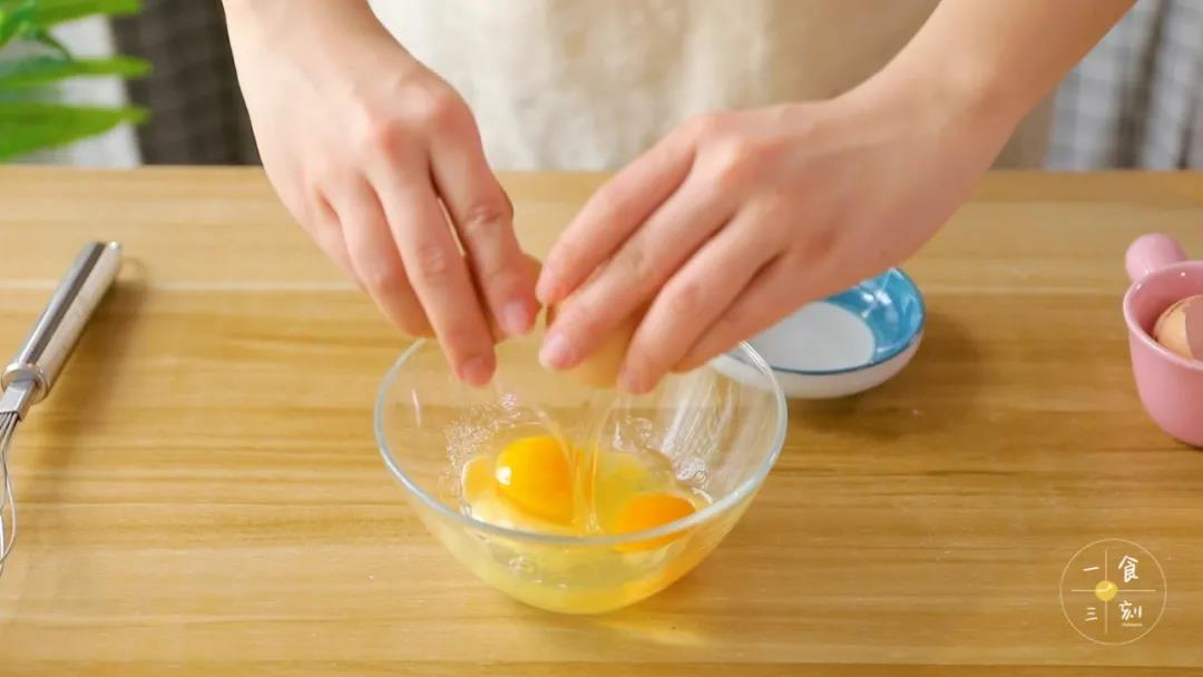 鸡蛋加入面粉搅拌均匀