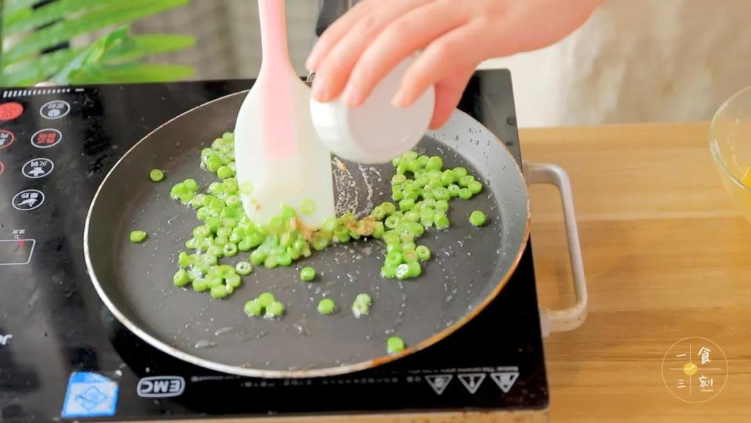 加入虾皮粉炒香