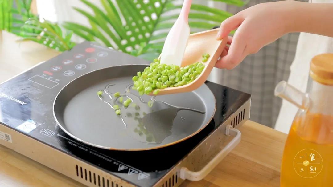 热锅，加入少许油，把豆角炒至软熟