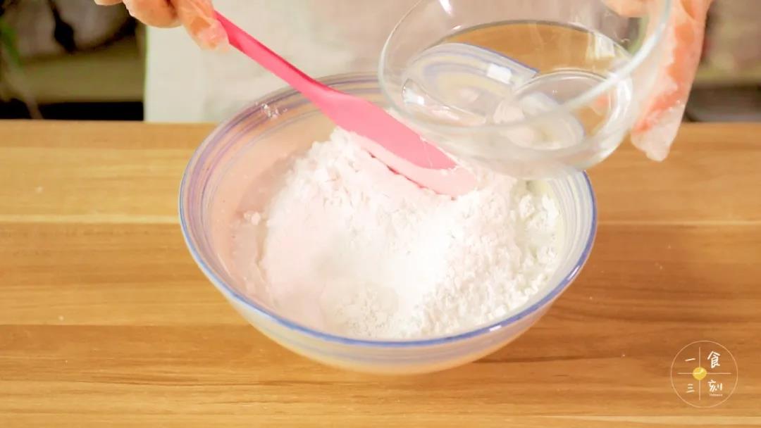 制作生粉浆：200克的大米粉和40克的澄粉混合，慢慢加入240克的清水混合搅拌化开，过筛一遍后放一边备用