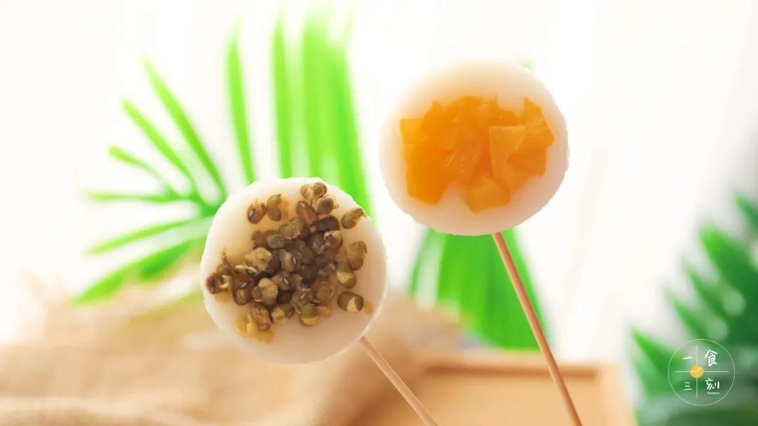 放凉再放入冰箱冷藏1小时，就可以用竹签挑起来开吃啦